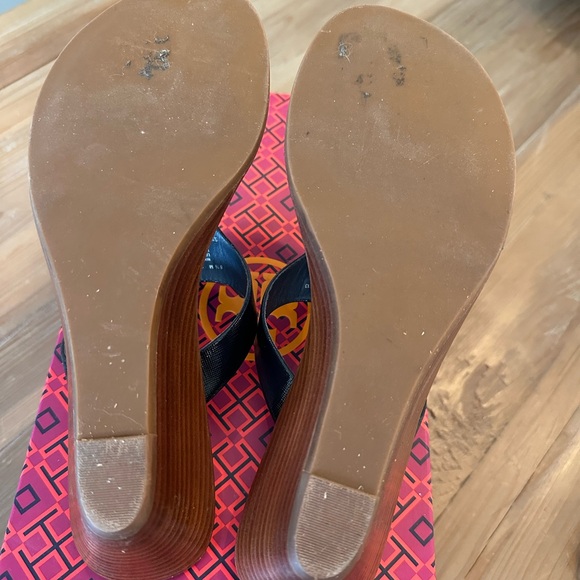 Tory Burch Cameron Wedge Thong Sandals Navy/Gold 8.5 - Picture 8 of 9
